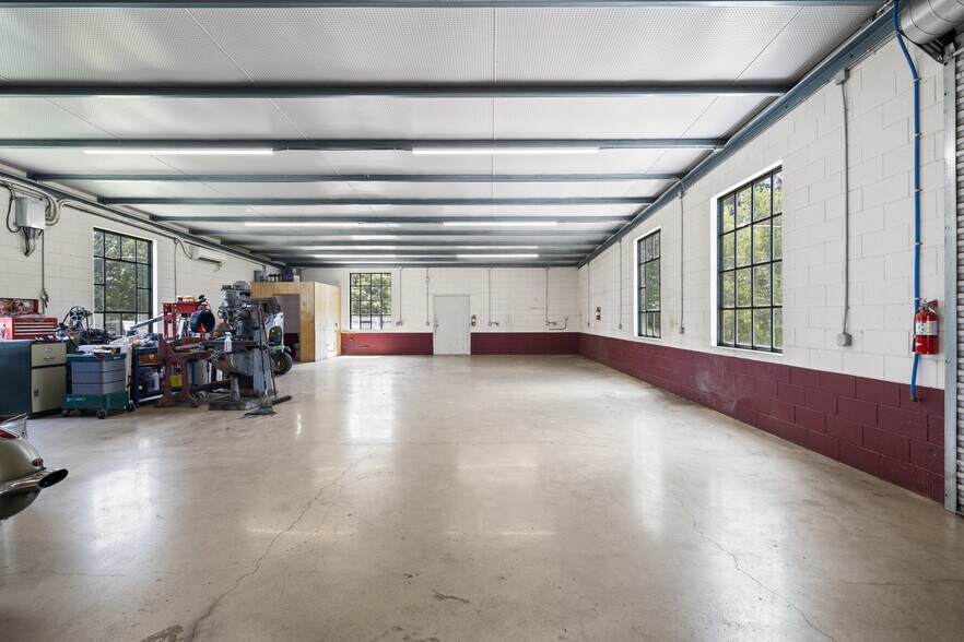 More Photos Of 404 Nugent ave, Johnson City Flex For Sale