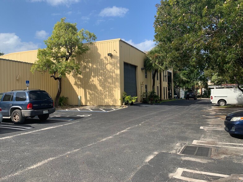 More Photos Of 2221 NW 18th St, Pompano Beach Warehouse For Lease
