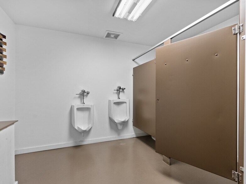 More Photos Of 3211 N Garfield, Traverse City Freestanding For Sale