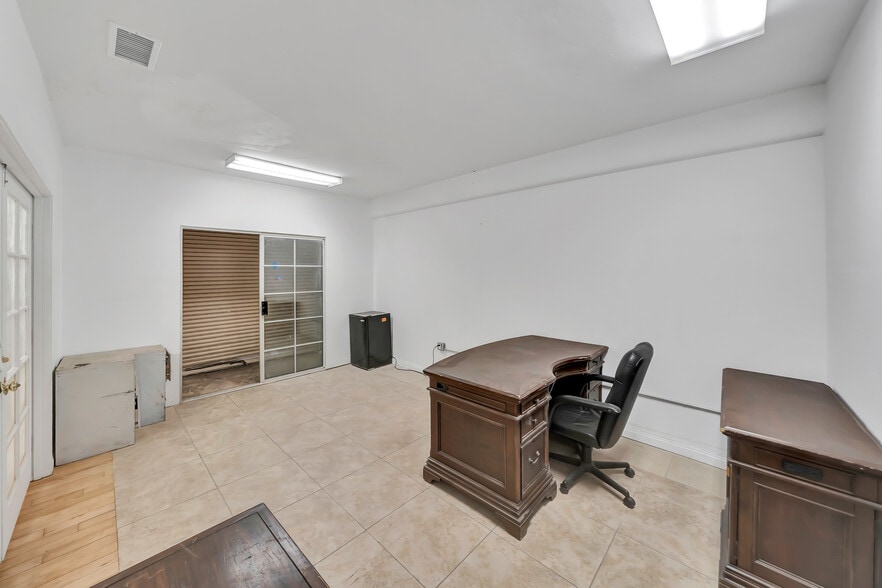 More Photos Of 830 S Main St, Santa Ana Freestanding For Sale