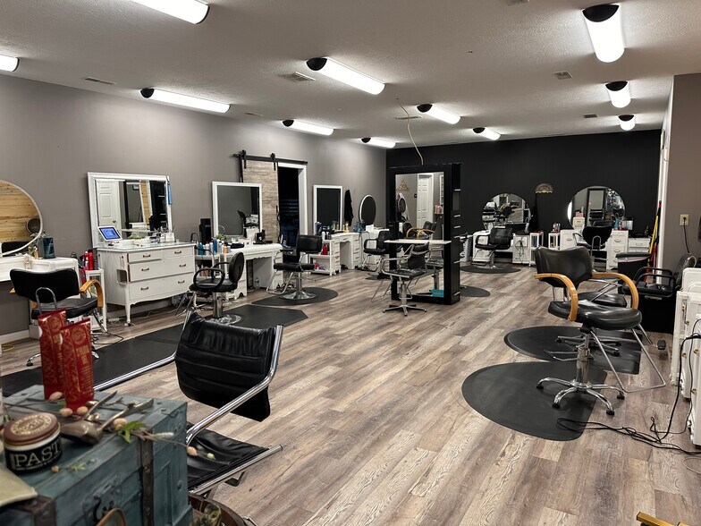 More Photos Of 2504 Veterans Memorial Pky S, Lafayette Office For Sale