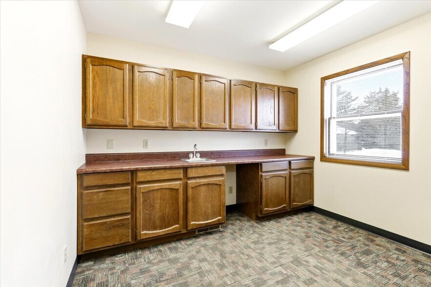 More Photos Of 1910 7th St S, Wisconsin Rapids Office For Sale
