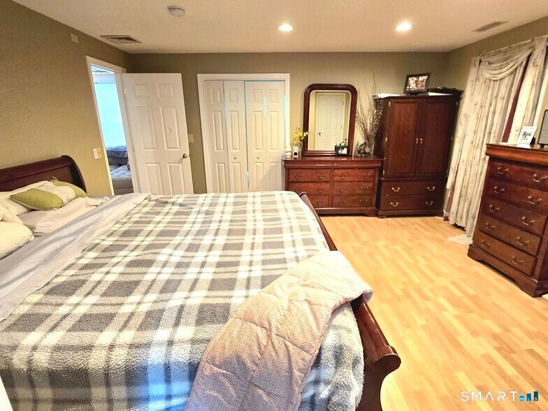 More Photos Of 442 Enfield St, Enfield Freestanding For Sale