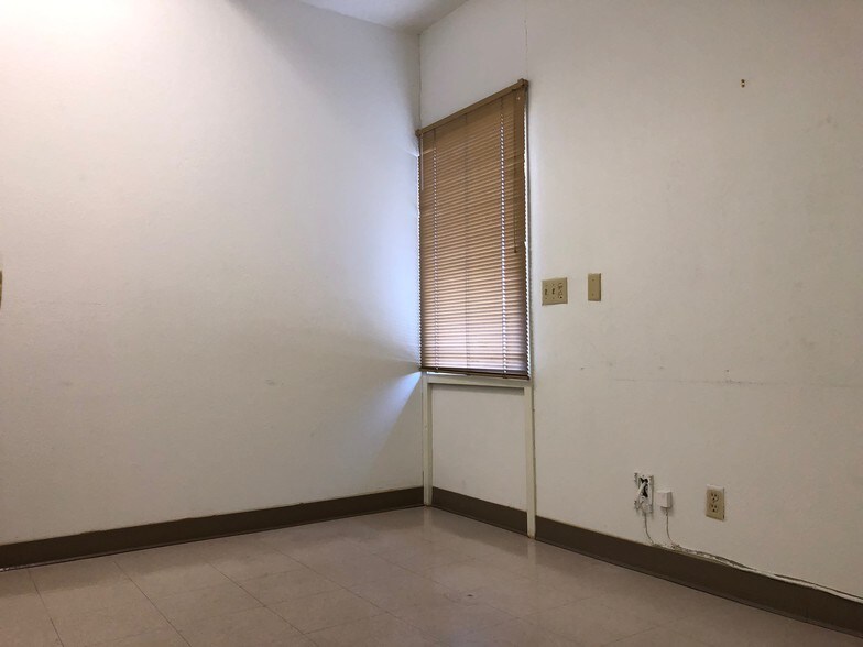 More Photos Of 913 Alene Ave, Ridgecrest Office For Lease