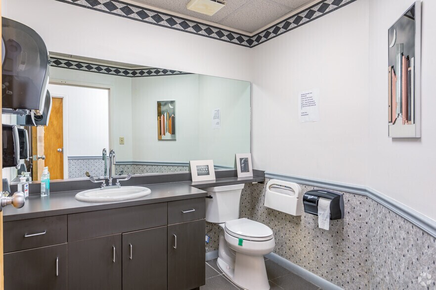 More Photos Of 1500 Colonial Blvd, Fort Myers Office For Lease