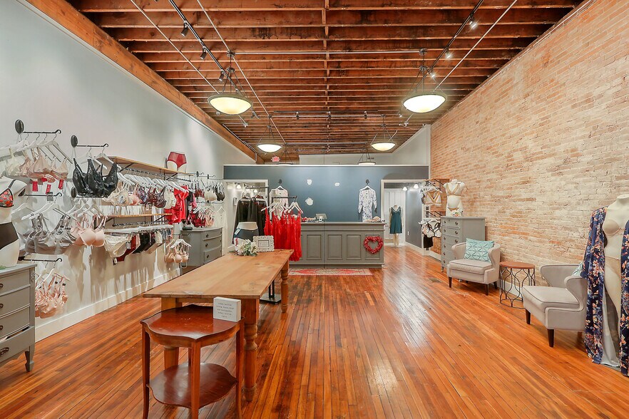 More Photos Of 8914 N Seneca St, Weedsport Freestanding For Sale