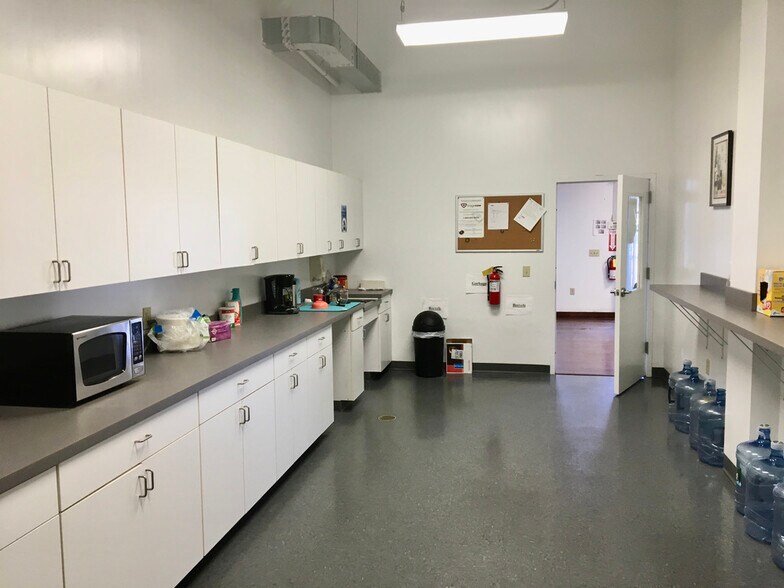 More Photos Of 2 Amboy Ave, Woodbridge Warehouse For Lease