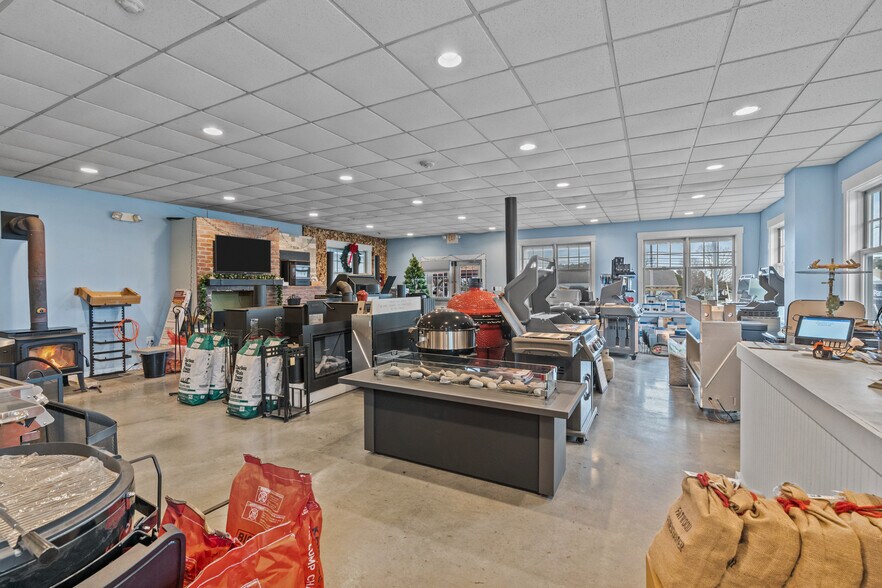 More Photos Of 1960 E Main Rd, Portsmouth Freestanding For Sale