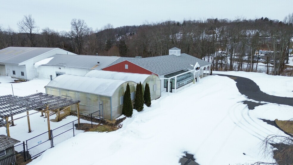 More Photos Of 147 Meriden Rd, Middlefield Garden Center For Lease