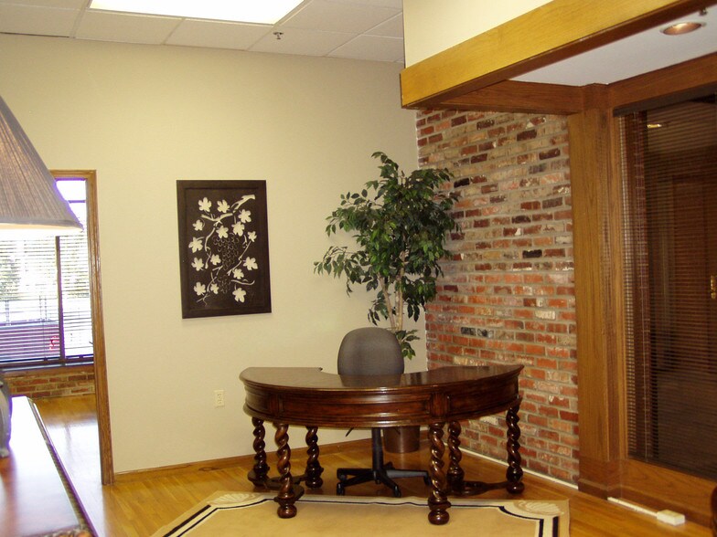 More Photos Of 100 E Park St, Olathe Office For Lease