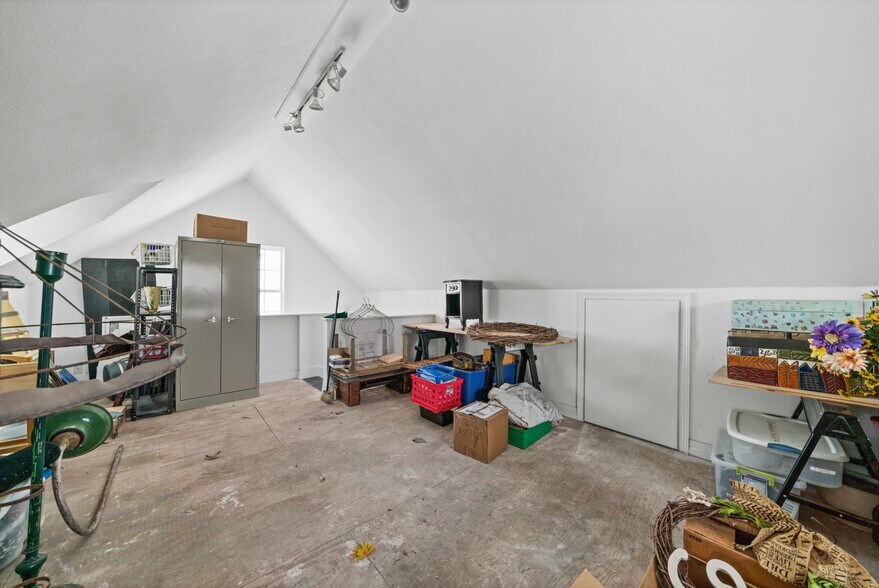 More Photos Of 209 S Main St, Lindale Loft Creative Space For Sale