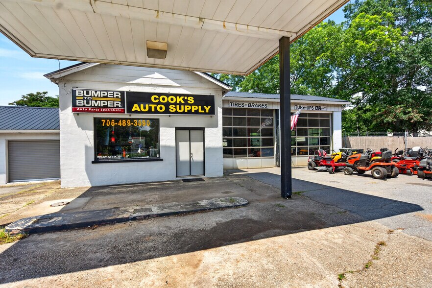 Primary Photo Of 217 Main St, Pine Mountain General Retail For Sale