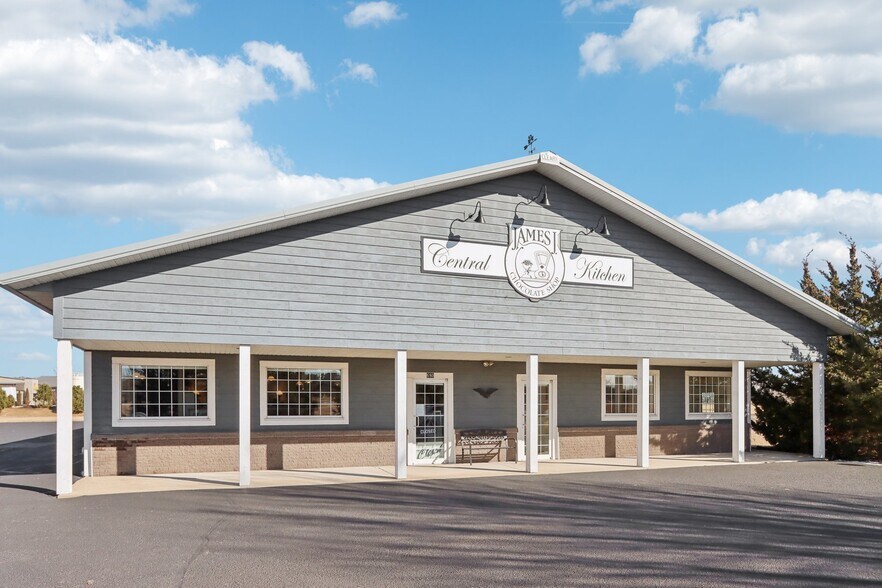 More Photos Of 680 Enterprise Dr, Lake Mills Freestanding For Lease