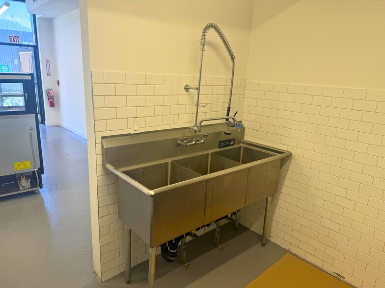 More Photos Of 15 Canal Pl, Bronx Warehouse For Lease