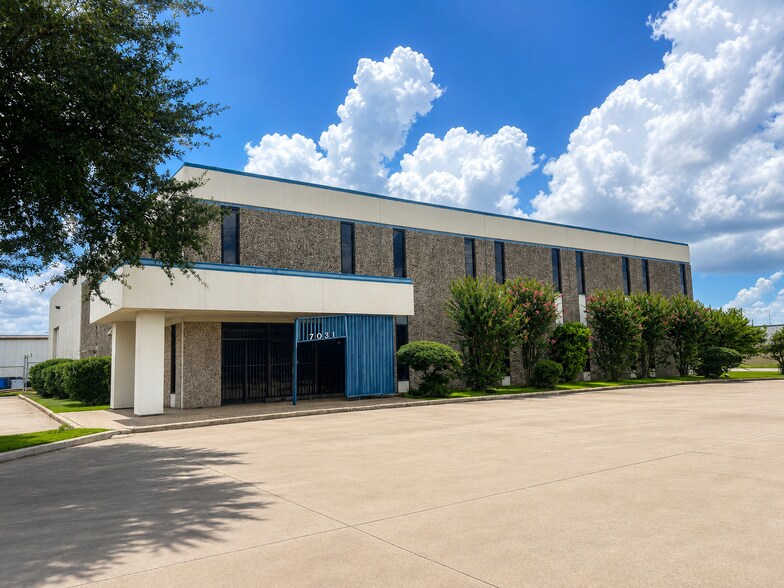 More Photos Of 7031 Grand Blvd, Houston Research And Development For Lease