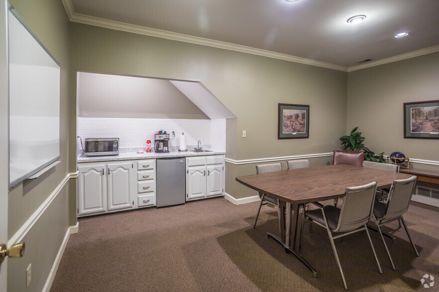 More Photos Of 1200 Sycamore View Rd, Memphis Office For Lease