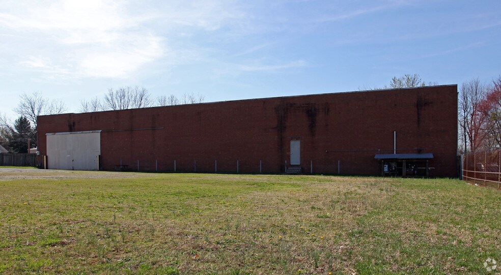 More Photos Of 2105 Maple Ave, Burlington Warehouse For Lease