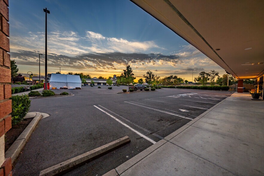More Photos Of 1205-1350 Plaza Blvd, Central Point Freestanding For Lease