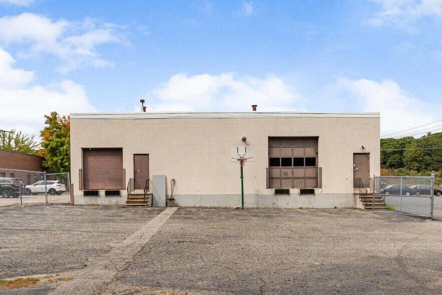 More Photos Of 30 Ray Ave, Burlington Light Distribution For Lease