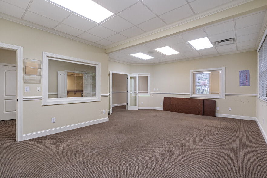 More Photos Of 1905 Woodstock Rd, Roswell Office For Sale