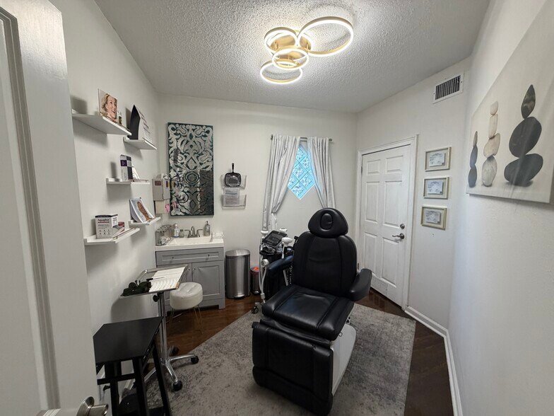 More Photos Of 2001 W Kennedy Blvd, Tampa Office For Sale