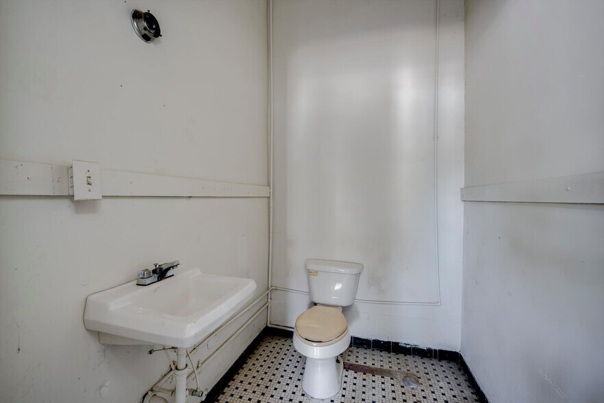 More Photos Of 111 Main Street, Lincolnton Flex For Sale