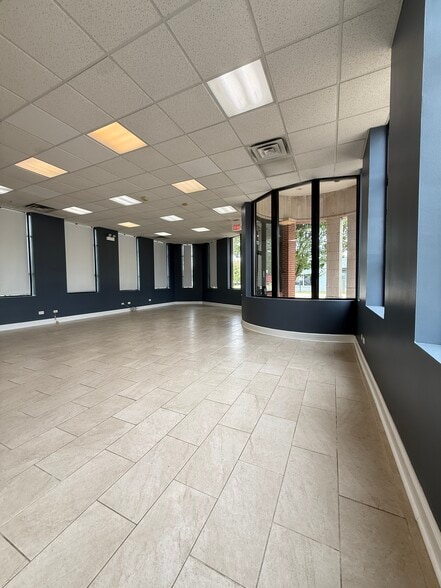 More Photos Of 223 Dundee Ave, Elgin Freestanding For Lease
