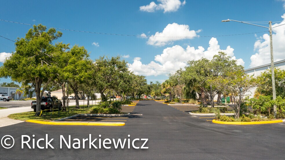 More Photos Of 6750 N Bryan Dairy Rd, Seminole Distribution For Lease