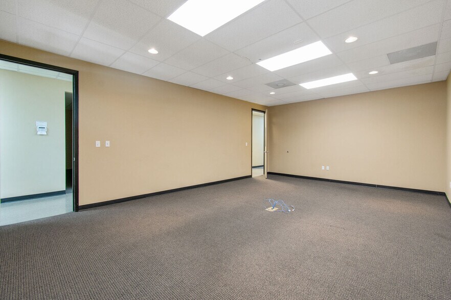 More Photos Of 21755 N I-45 Fwy, Spring Flex For Sale
