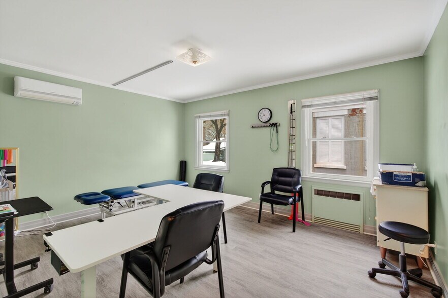 More Photos Of 111 Maiden Ln, Kingston Medical For Sale