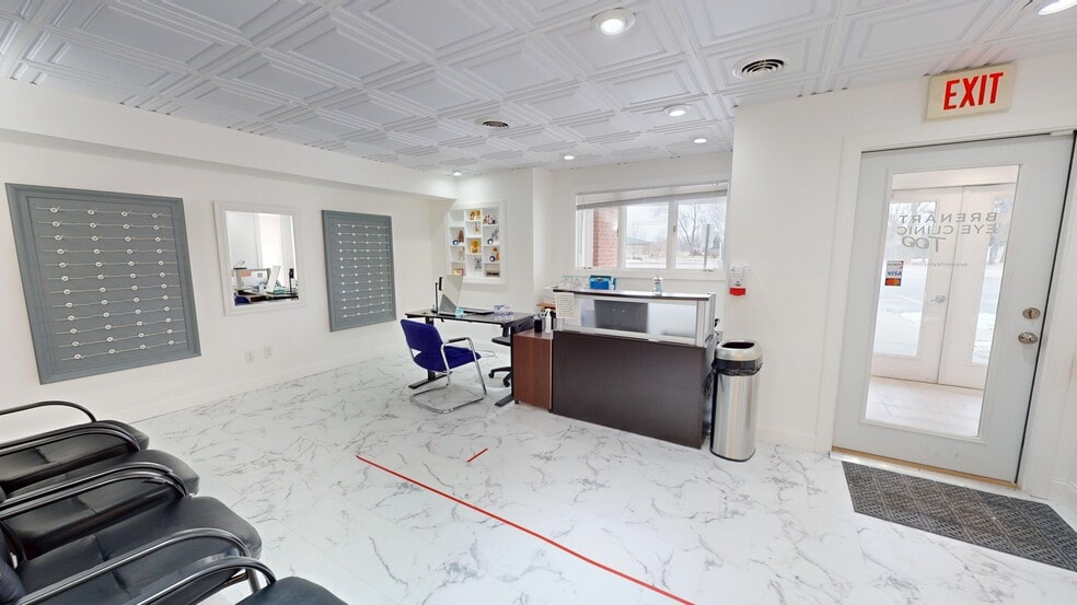 More Photos Of 718 N Bridge St, Yorkville Office For Lease