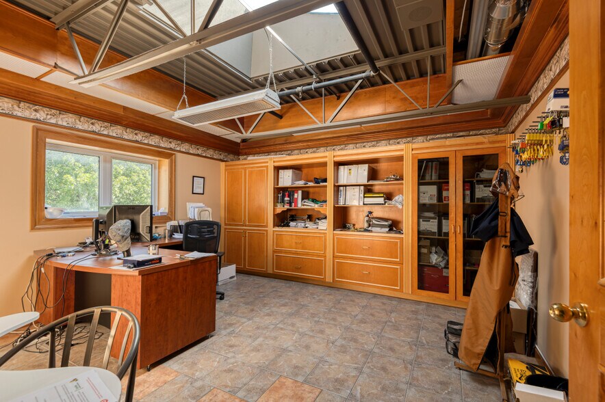 More Photos Of 274 Rue Saint-Louis, Warwick Manufacturing For Sale
