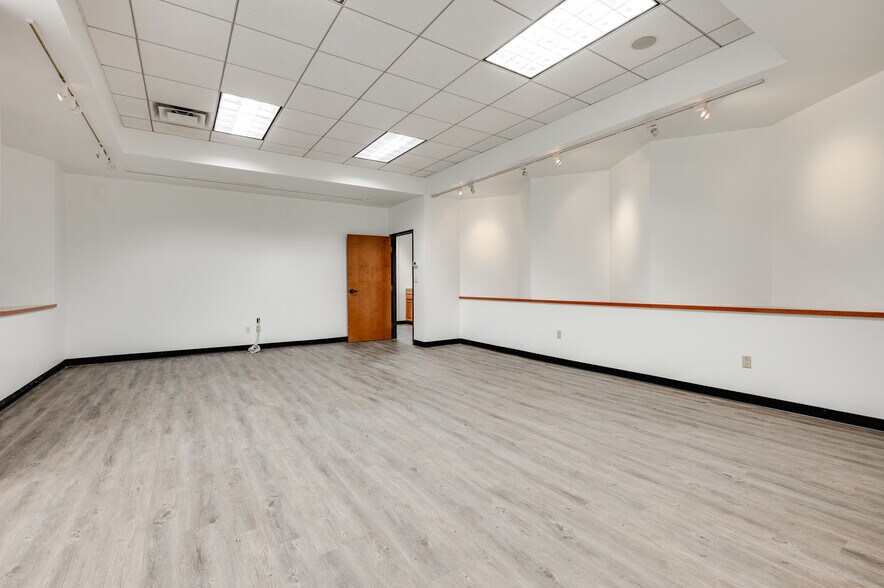 More Photos Of 8408 Chancellor Row, Dallas Warehouse For Lease