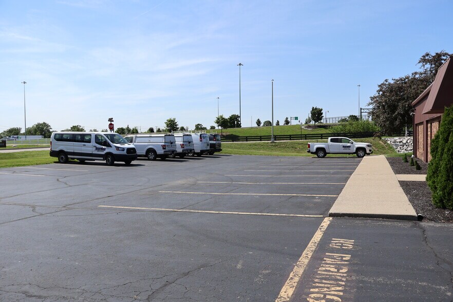 More Photos Of 6110 Enterprise Pky, Grove City Flex For Lease
