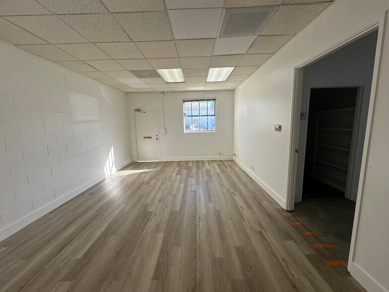 More Photos Of 400-402 W Chevy Chase Dr, Glendale Manufacturing For Lease