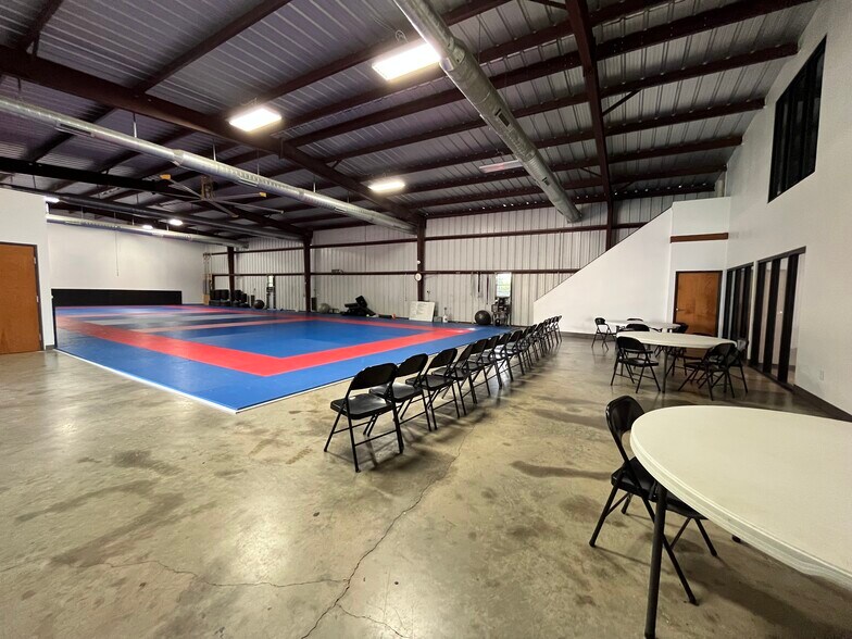 More Photos Of 5108 Wilson Rd, Fort Worth Flex For Lease