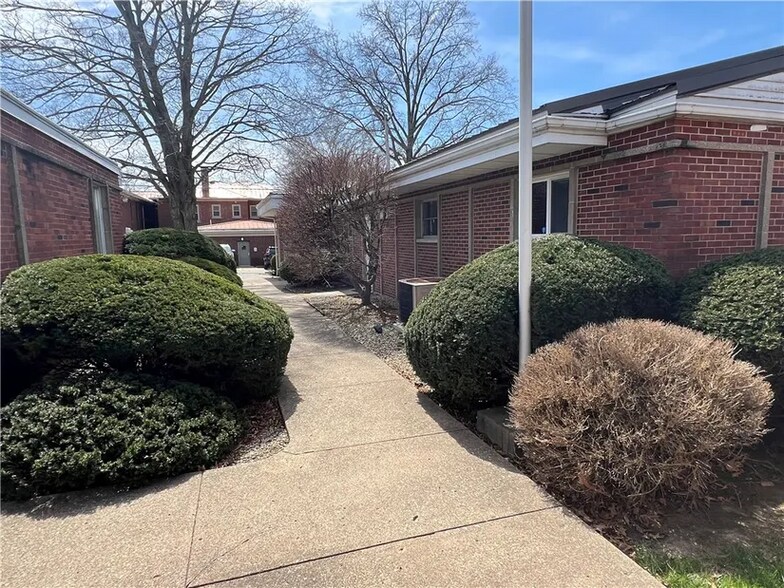 More Photos Of 909 N Logan Ave, Danville Medical For Sale