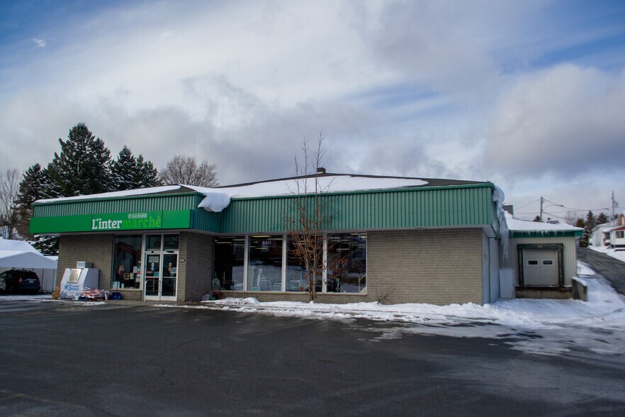 Primary Photo Of 769 15E Rue, Saint-zacharie General Retail For Sale