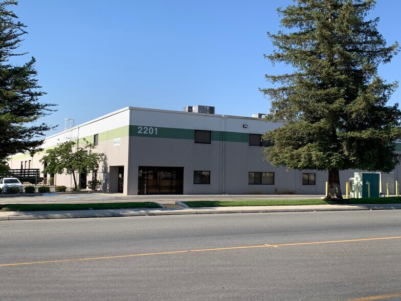 More Photos Of 2201 E Brundage Ln, Bakersfield Distribution For Lease