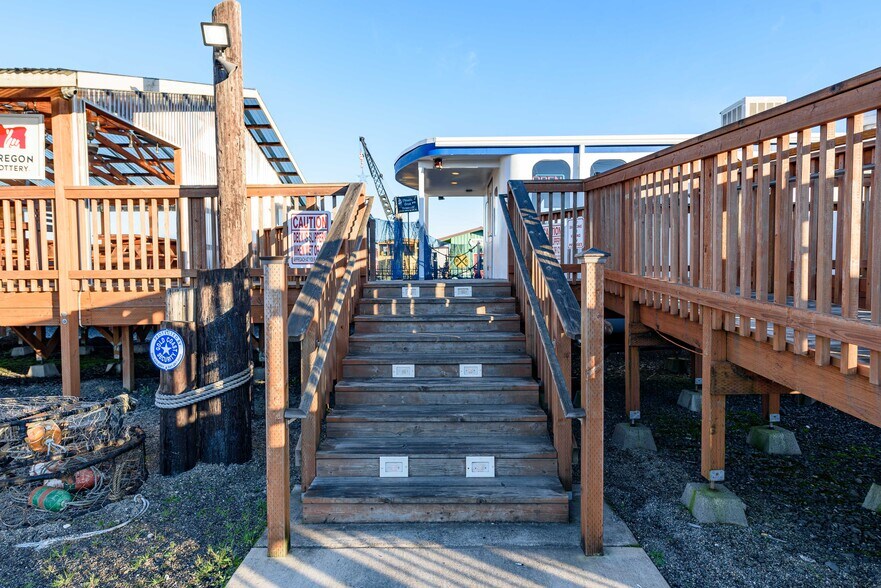 More Photos Of 102 Hall Ave, Coos Bay Restaurant For Sale