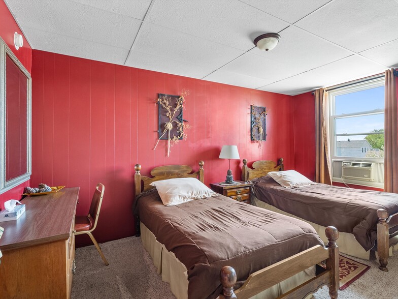 More Photos Of 201 Steele St, Algoma Hotel For Sale