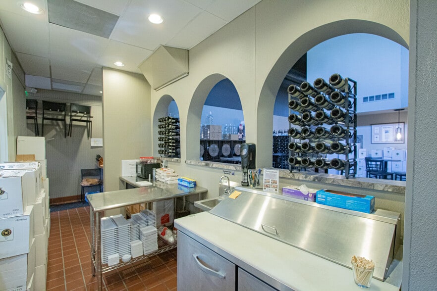 More Photos Of 104 Macomb Pl, Mount Clemens Restaurant For Sale