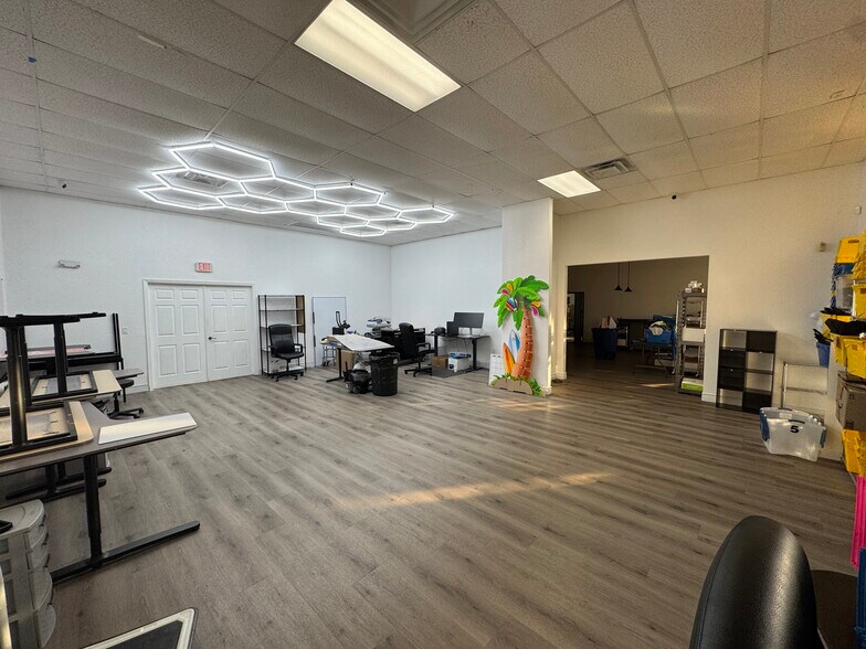 More Photos Of 1264 Market Cir, Port Charlotte Showroom For Lease