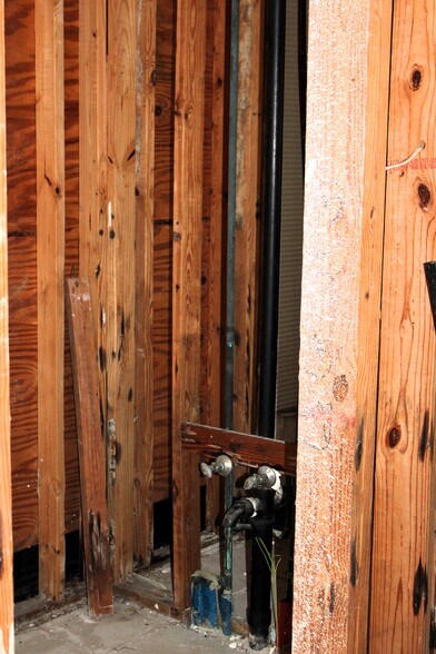 More Photos Of 7070 Bundy Rd, New Orleans Storefront Retail Residential For Sale