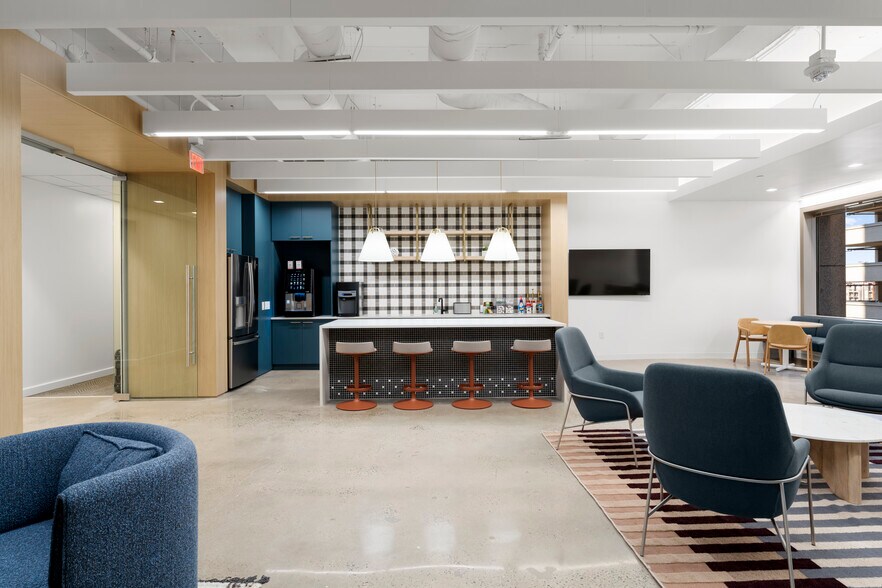 More Photos Of 227 W Trade St, Charlotte Office For Lease