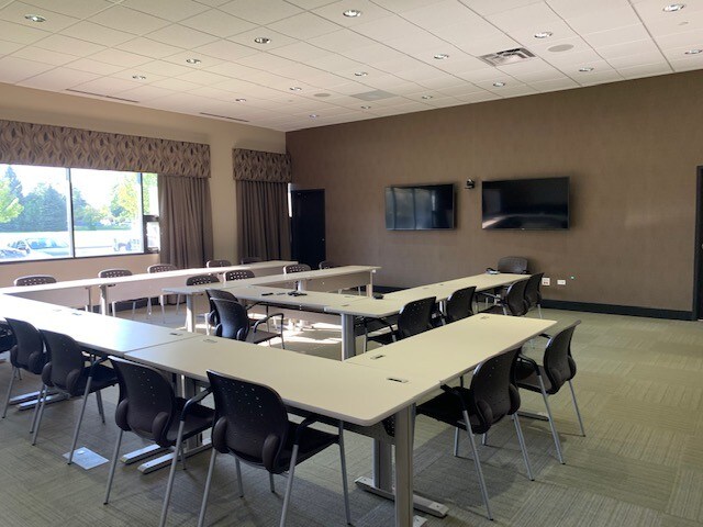 More Photos Of 345 Memorial Dr, Crystal Lake Showroom For Sale