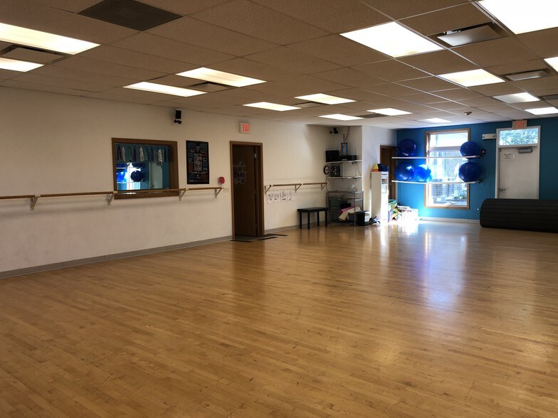 More Photos Of 608 E Veterans Pky, Yorkville Medical For Lease