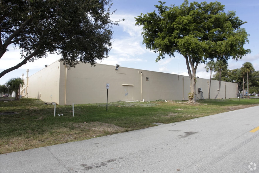 More Photos Of 2800 Gateway Dr, Pompano Beach Manufacturing For Lease