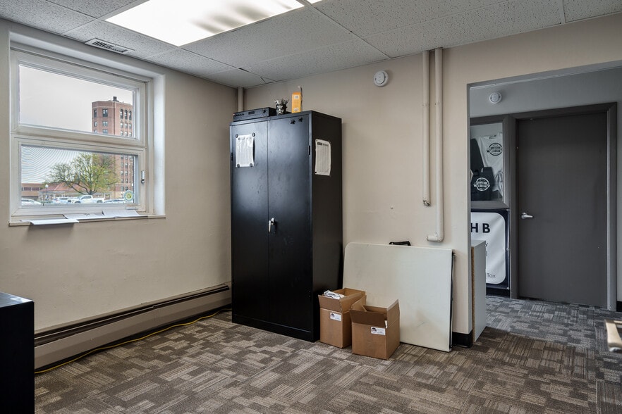More Photos Of 208-210 Kishwaukee St, Rockford Light Distribution For Sale