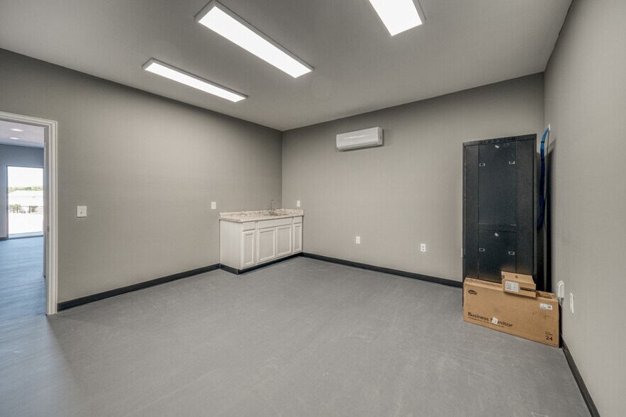 More Photos Of 109 Bennett Hills Dr, Weatherford Warehouse For Sale